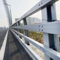 公路防撞栏