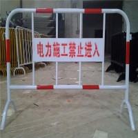红白竖管铁马护栏