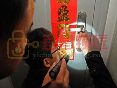宜昌葛洲坝区修卷闸门锁，配智己车钥匙师傅技术好图1