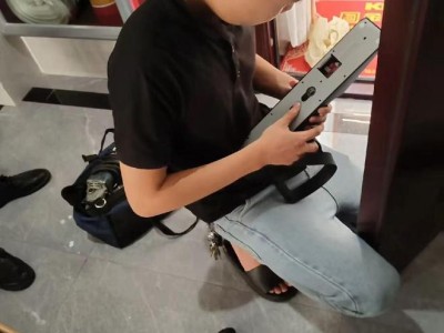 宜昌伍家岗换防盗门锁 专业靠谱30分钟上门图1